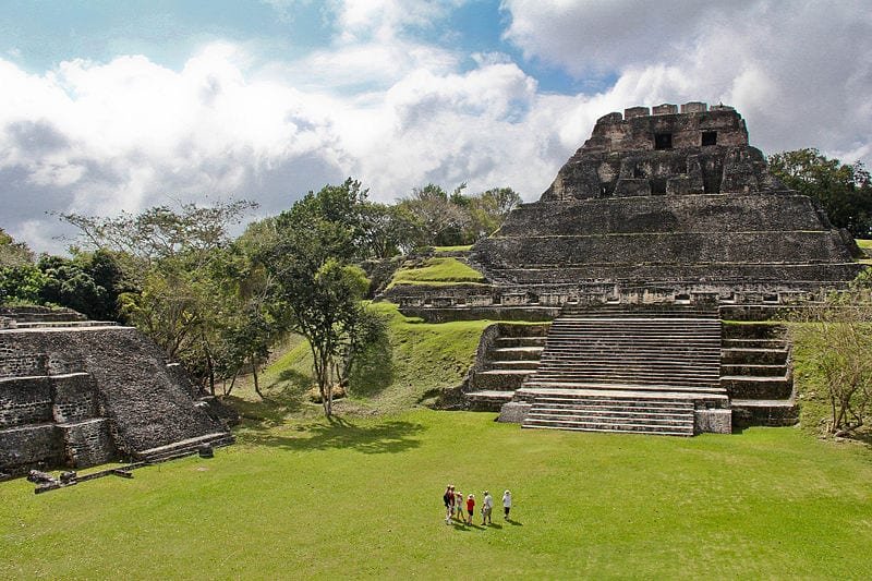 El_Castillo, Xunantunich, Cayo, Belize commons.wikimedia.org